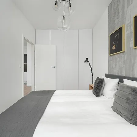 Stylish One Bedroom In With Free Parking And Balcony By Renters 아파트 브로츠와프