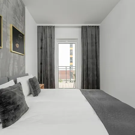 Stylish One Bedroom In With Free Parking And Balcony By Renters 아파트 브로츠와프
