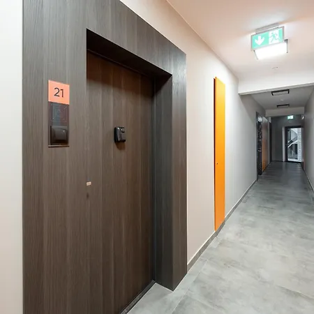 Stylish One Bedroom In With Free Parking And Balcony By Renters * 브로츠와프