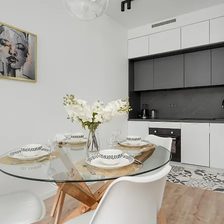 Stylish One Bedroom In With Free Parking And Balcony By Renters * 브로츠와프